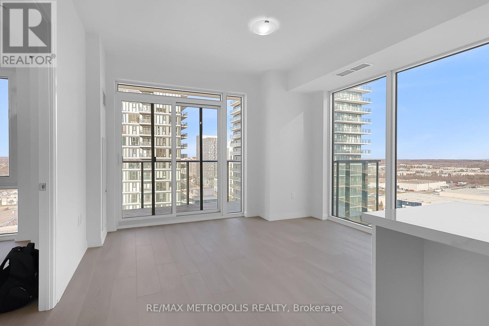 1117 - 27 Korda Gate, Vaughan, Ontario  L4K 0P6 - Photo 5 - N12586832