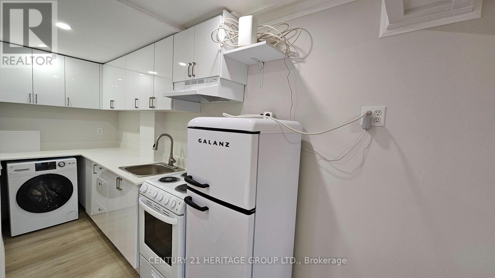 217 Thoms Crescent, Newmarket, Ontario  L3Y 1C9 - Photo 4 - N12586864