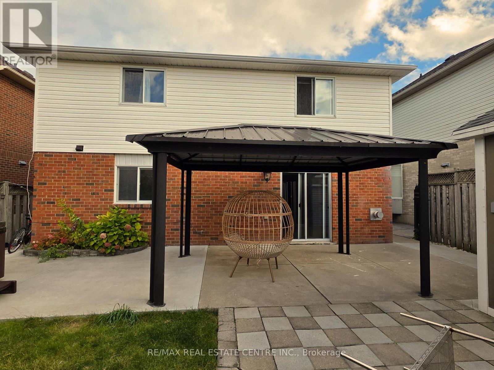 118 Fano Drive, Hamilton, Ontario  L8W 3V7 - Photo 4 - X12505594