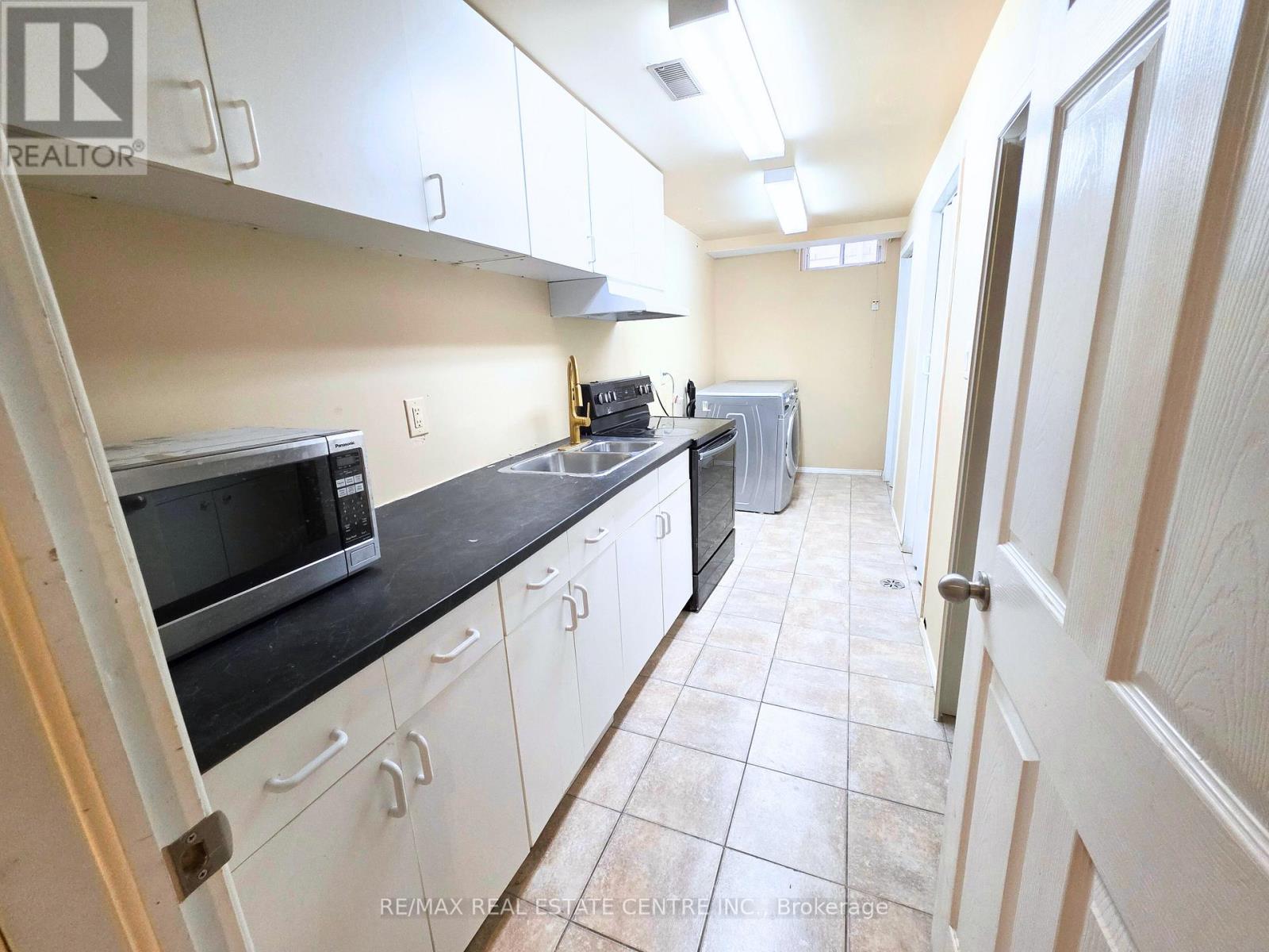 118 Fano Drive, Hamilton, Ontario  L8W 3V7 - Photo 10 - X12505594