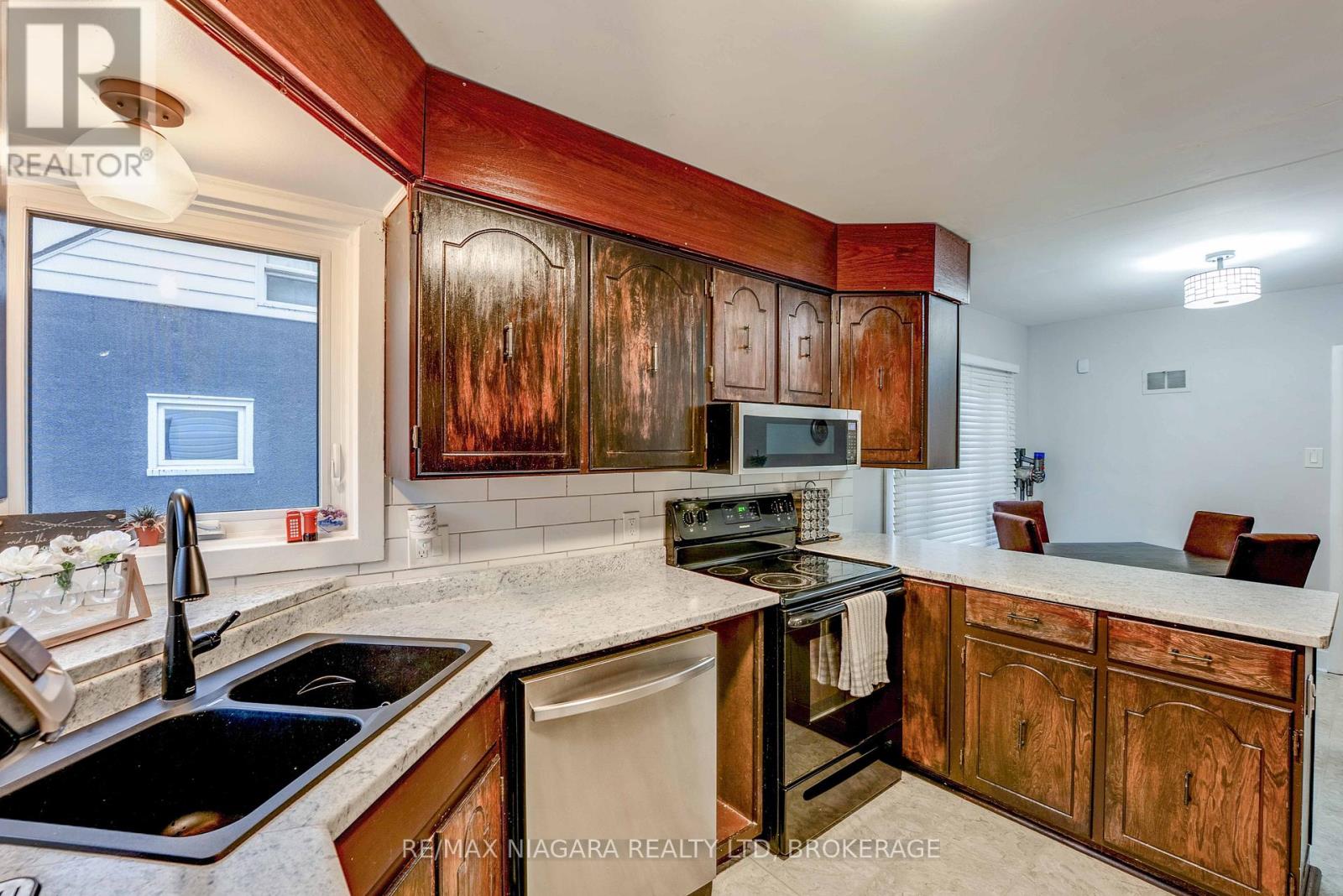 40 Maplewood Drive, St. Catharines, Ontario  L2M 3P1 - Photo 11 - X12586948