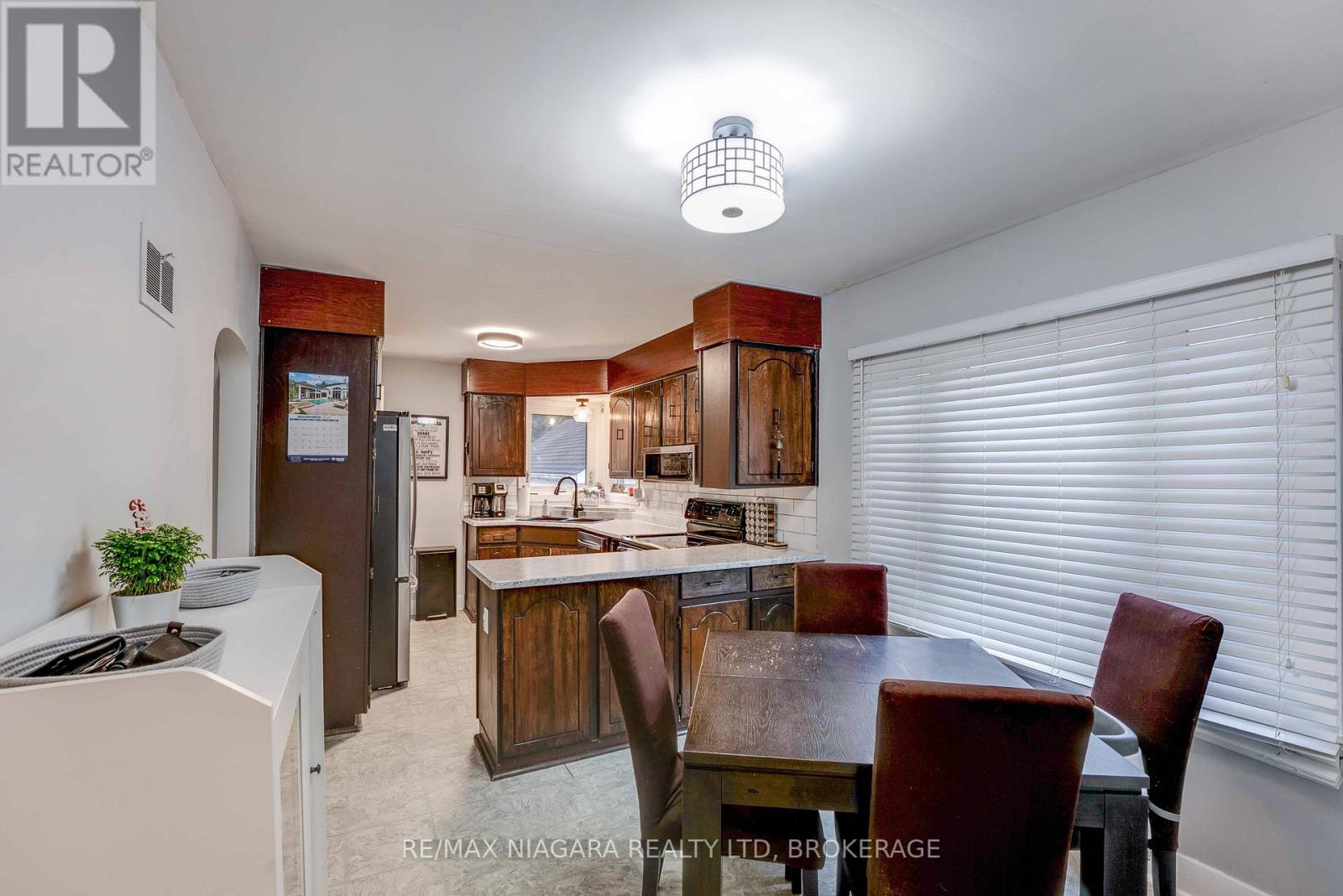 40 Maplewood Drive, St. Catharines, Ontario  L2M 3P1 - Photo 7 - X12586948