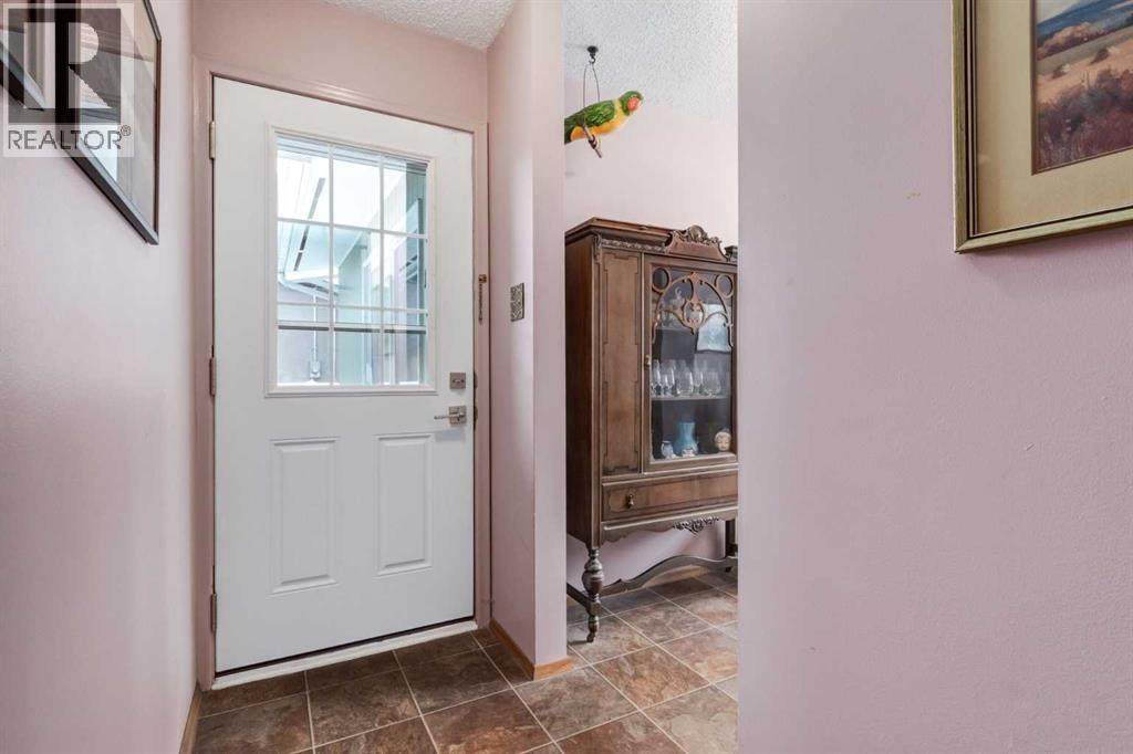 180 Maple Court Crescent Se, Calgary, Alberta  T2J 1W1 - Photo 3 - A2272905