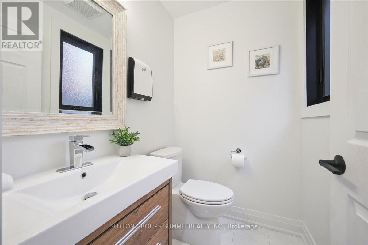 2413 Gladstone Avenue, Oakville, Ontario  L6H 6P2 - Photo 16 - W12586986