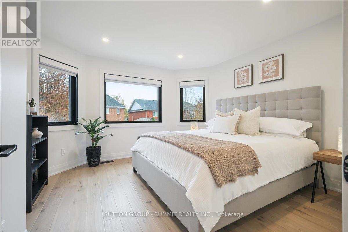 2413 Gladstone Avenue, Oakville, Ontario  L6H 6P2 - Photo 17 - W12586986