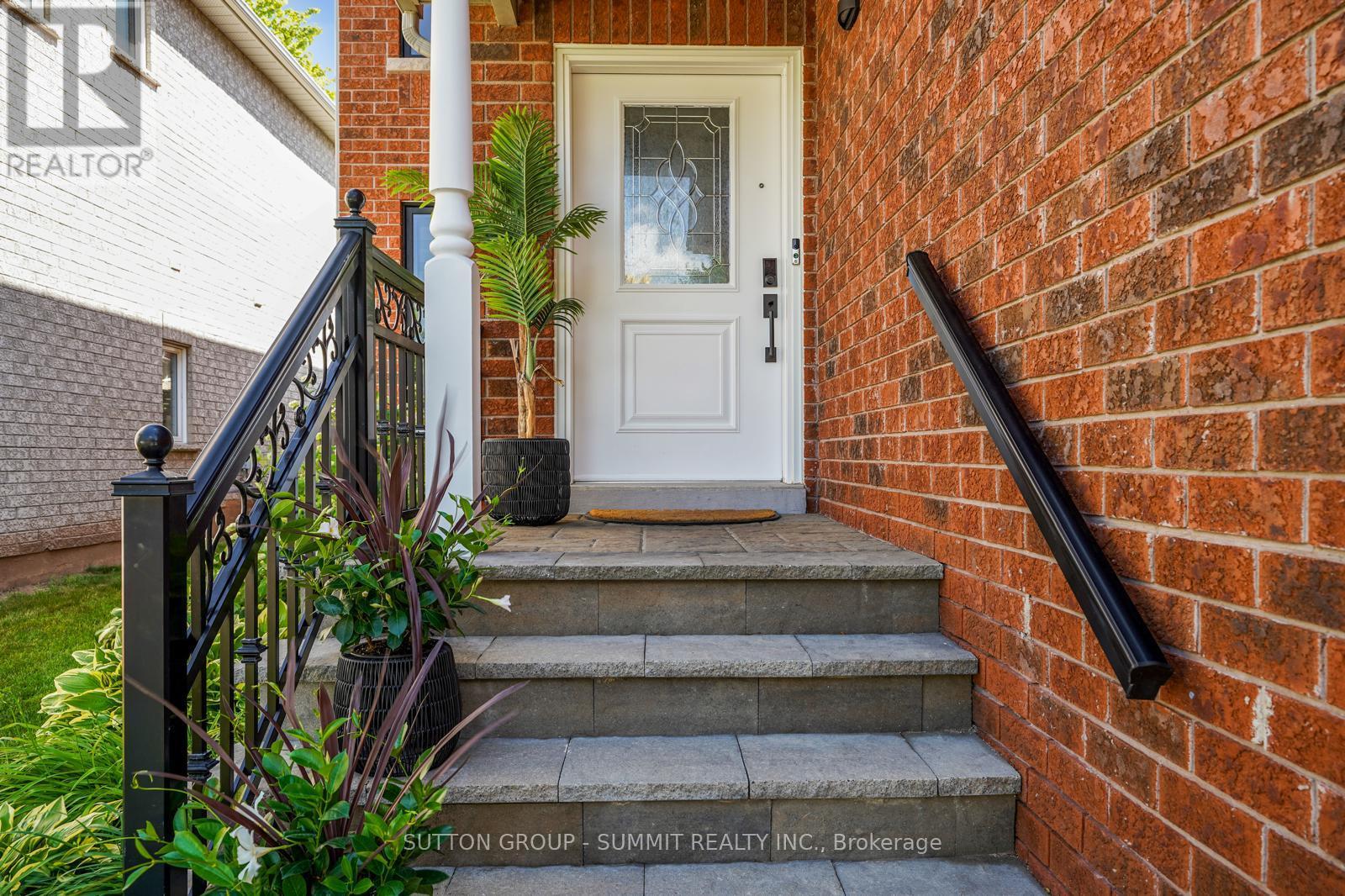 2413 Gladstone Avenue, Oakville, Ontario  L6H 6P2 - Photo 3 - W12586986