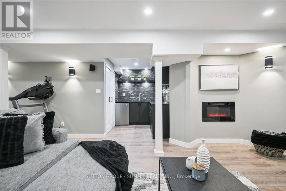 2413 Gladstone Avenue, Oakville, Ontario  L6H 6P2 - Photo 32 - W12586986