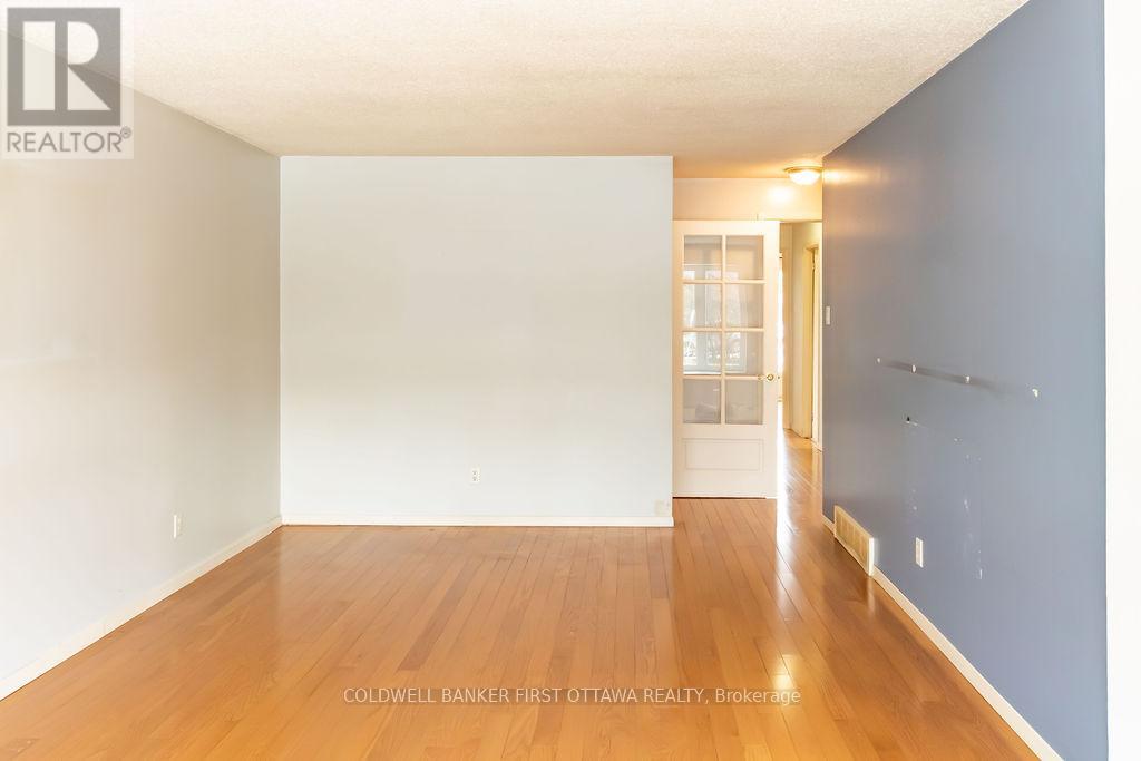 57 Benlea Drive, Ottawa, Ontario  K2G 4A3 - Photo 10 - X12587018