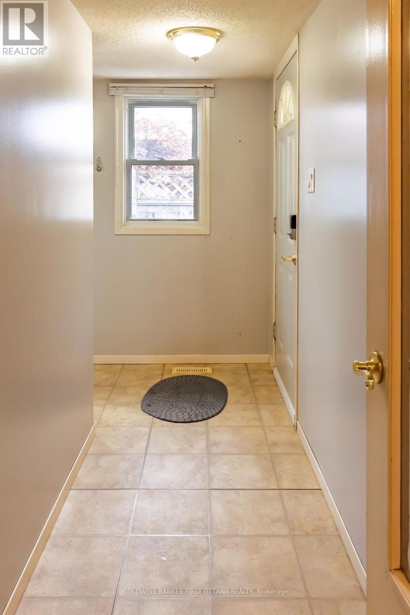 57 Benlea Drive, Ottawa, Ontario  K2G 4A3 - Photo 3 - X12587018