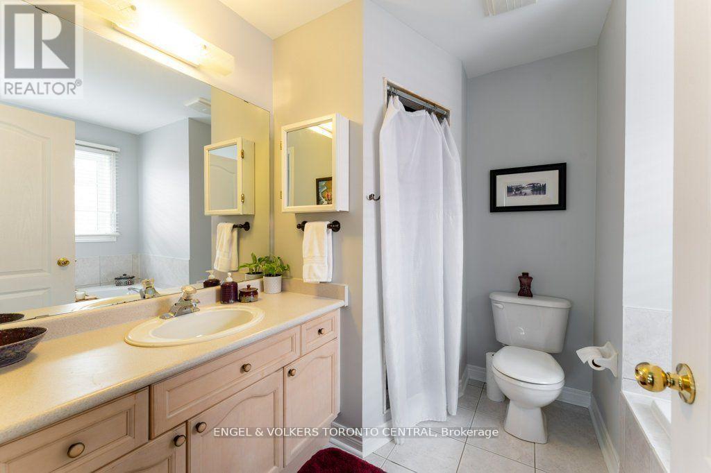 22 Donald Sim Avenue, Markham, Ontario  L6B 1B6 - Photo 5 - N12439216