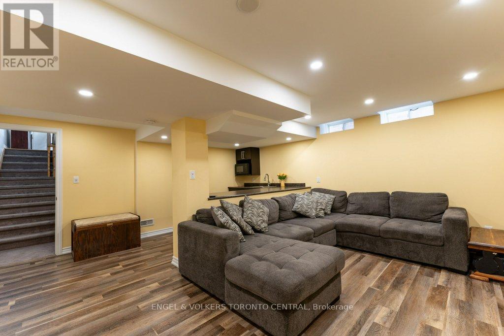 22 Donald Sim Avenue, Markham, Ontario  L6B 1B6 - Photo 9 - N12439216