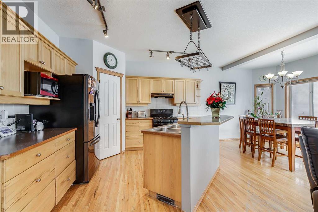 144 Bow Ridge Drive Drive, Cochrane, Alberta  T4C 1V8 - Photo 6 - A2272332