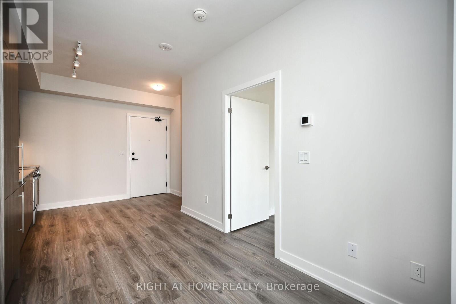 1402 - 430 Square One Drive, Mississauga, Ontario L5B 0L6 - Photo 11 - W12587012