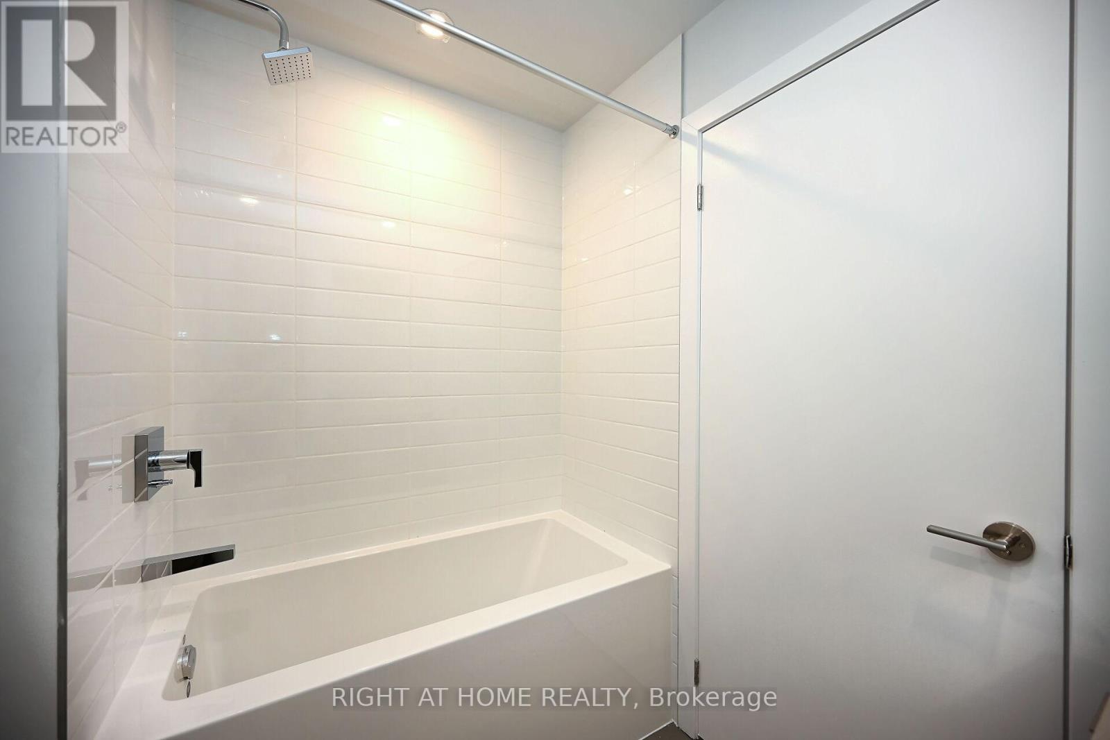 1402 - 430 Square One Drive, Mississauga, Ontario L5B 0L6 - Photo 12 - W12587012