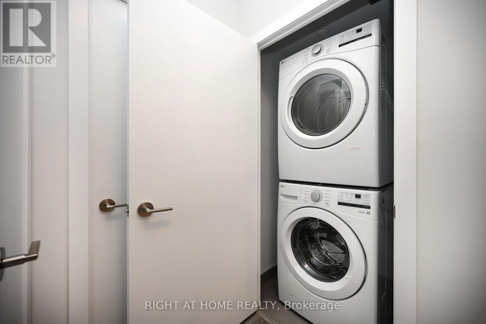 1402 - 430 Square One Drive, Mississauga, Ontario L5B 0L6 - Photo 14 - W12587012