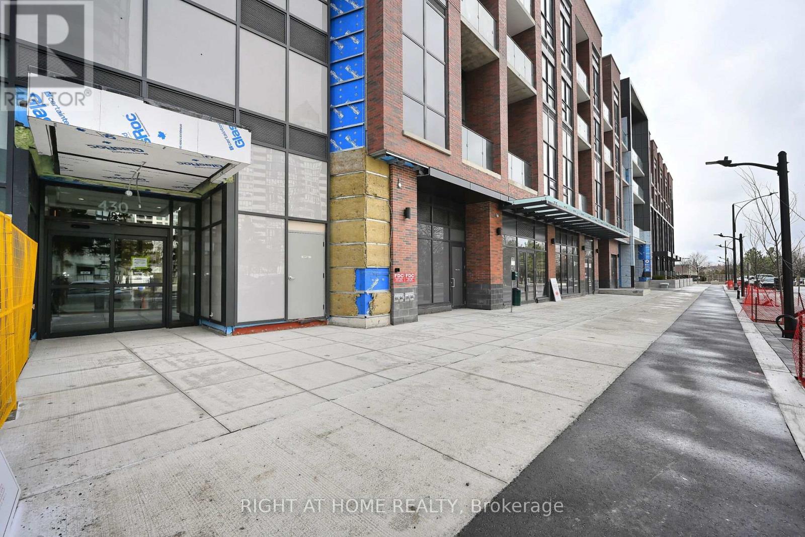 1402 - 430 Square One Drive, Mississauga, Ontario L5B 0L6 - Photo 3 - W12587012