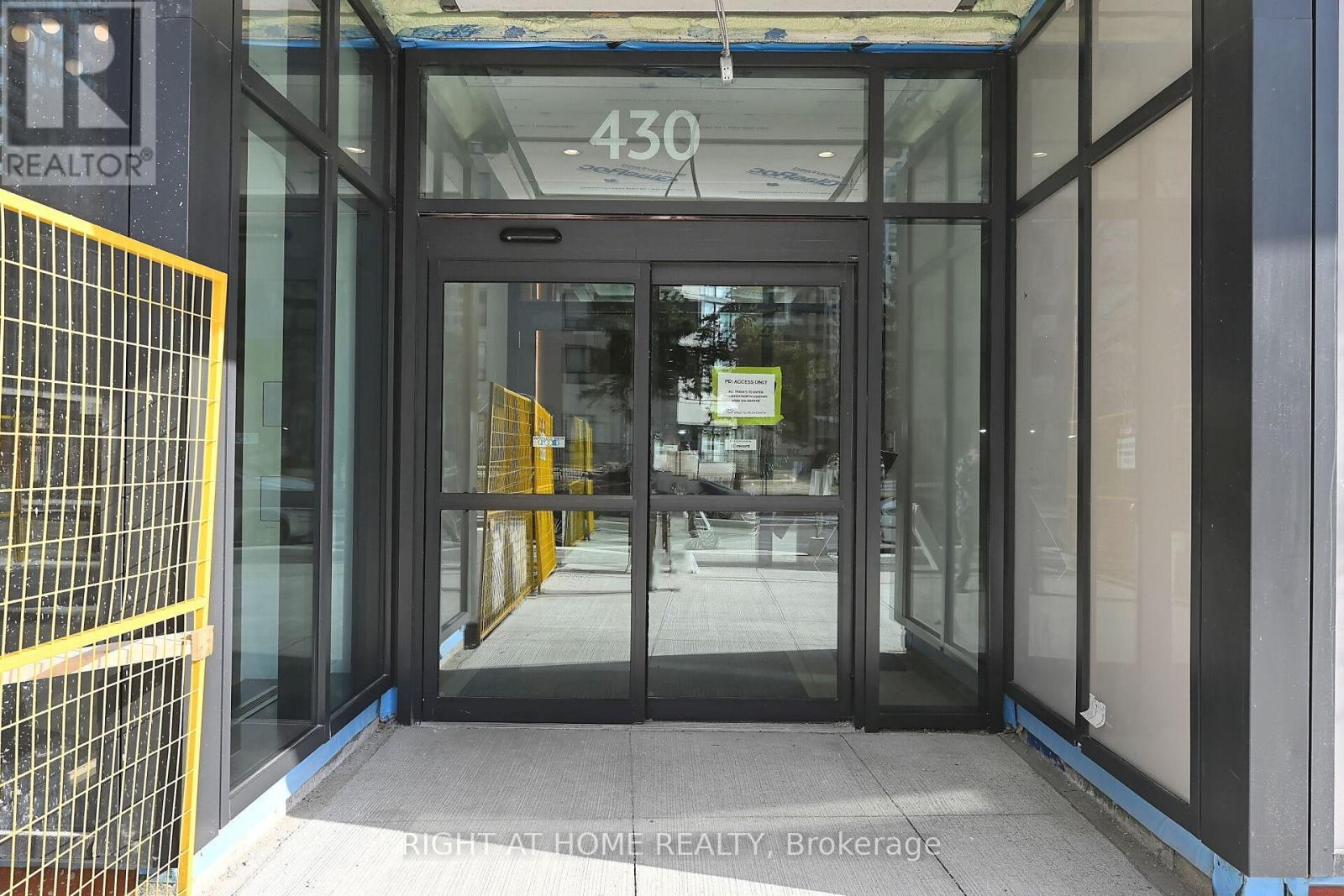 1402 - 430 Square One Drive, Mississauga, Ontario L5B 0L6 - Photo 4 - W12587012