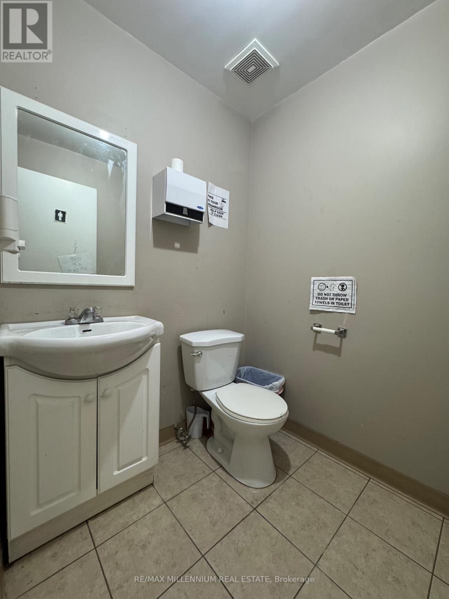 1079 Britannia Road E, Mississauga, Ontario  L4W 3X1 - Photo 3 - W12587062