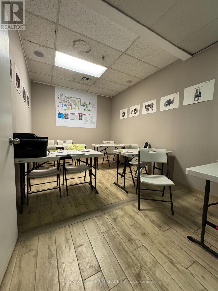 1079 Britannia Road E, Mississauga, Ontario  L4W 3X1 - Photo 4 - W12587062