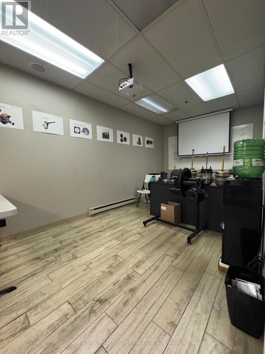 1079 Britannia Road E, Mississauga, Ontario  L4W 3X1 - Photo 5 - W12587062