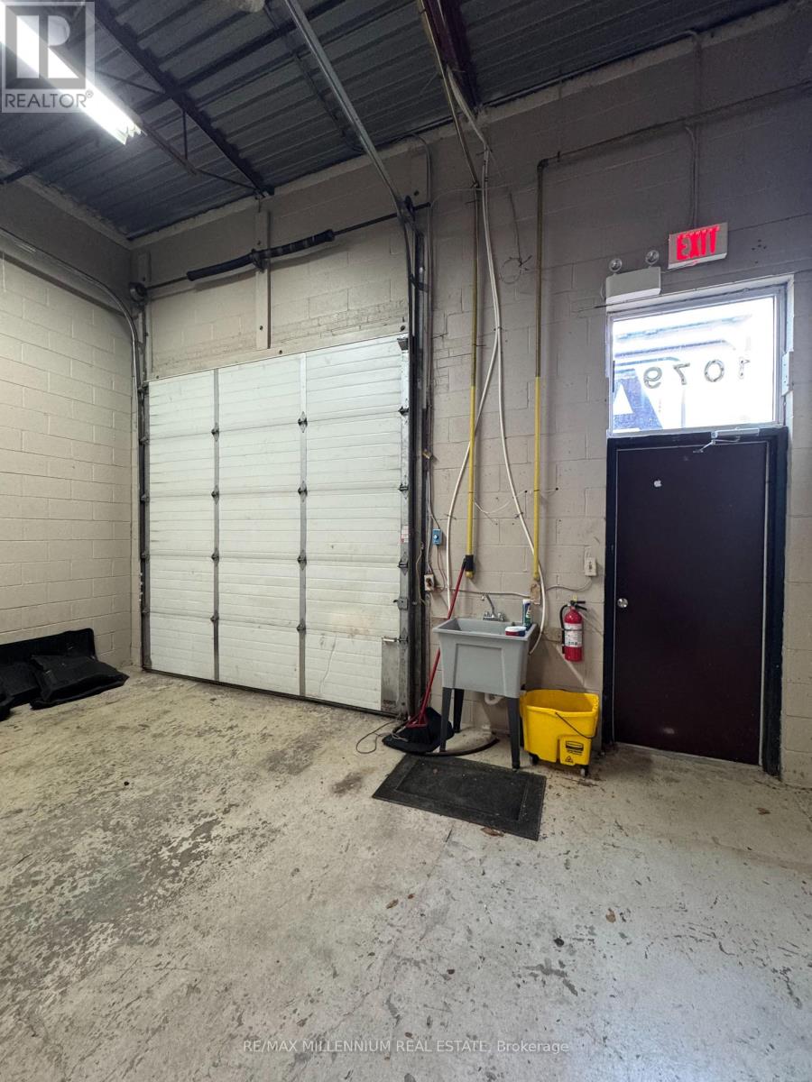 1079 Britannia Road E, Mississauga, Ontario  L4W 3X1 - Photo 9 - W12587062