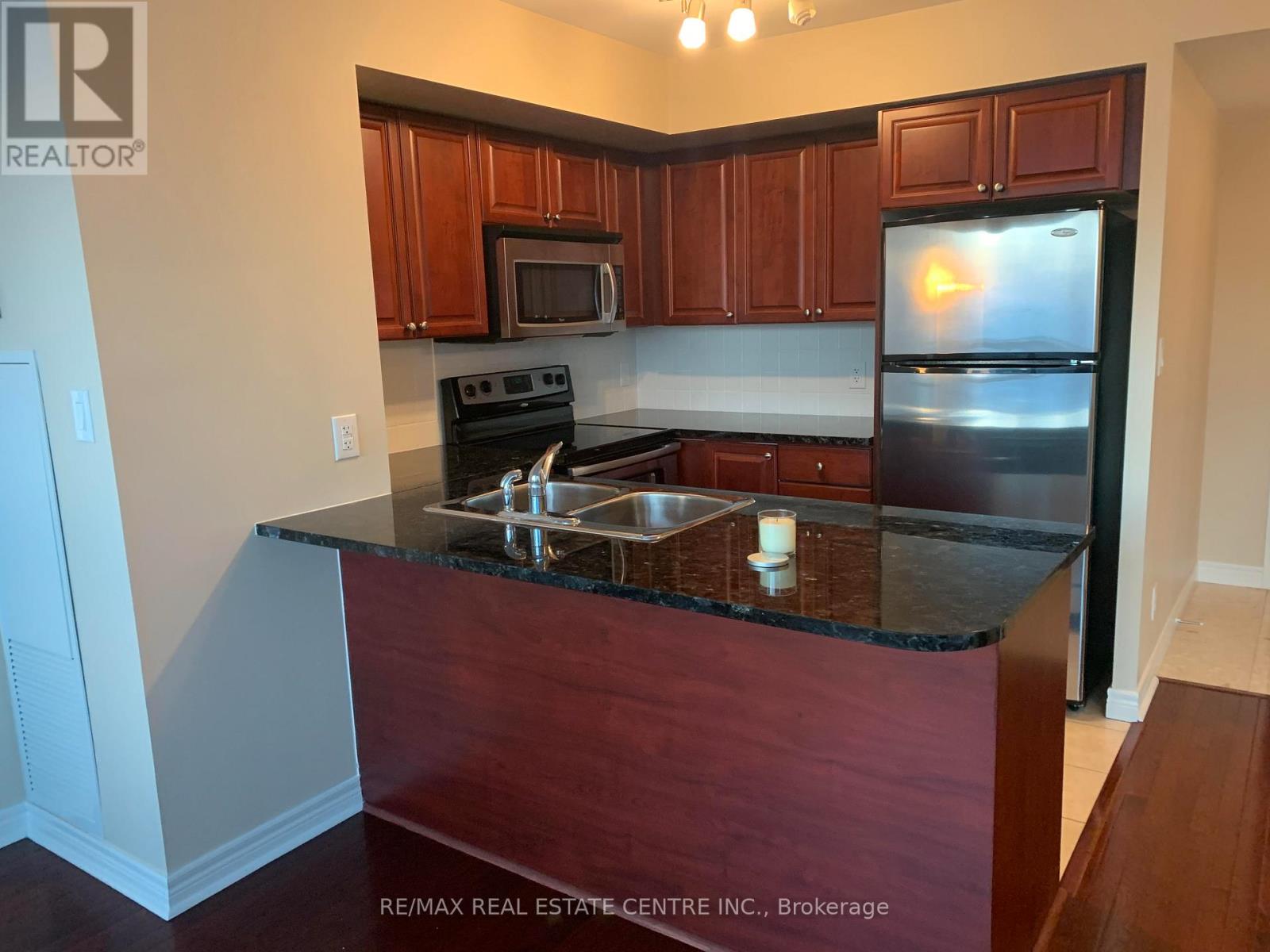 1709 - 208 Enfield Place, Mississauga, Ontario  L5B 0G8 - Photo 2 - W12587070