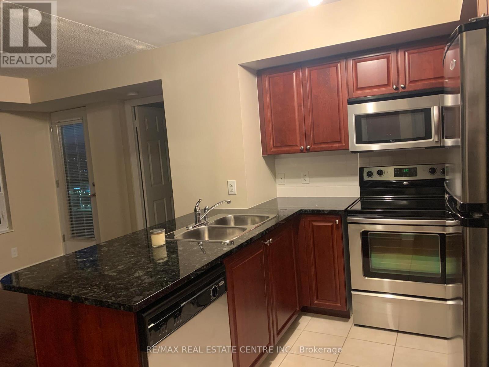 1709 - 208 Enfield Place, Mississauga, Ontario  L5B 0G8 - Photo 4 - W12587070