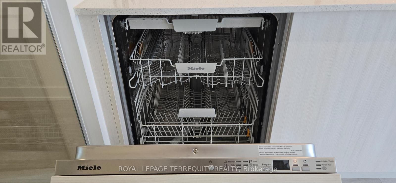 1215 - 1 Quarrington Lane, Toronto, Ontario  M3C 1H7 - Photo 10 - C12587134