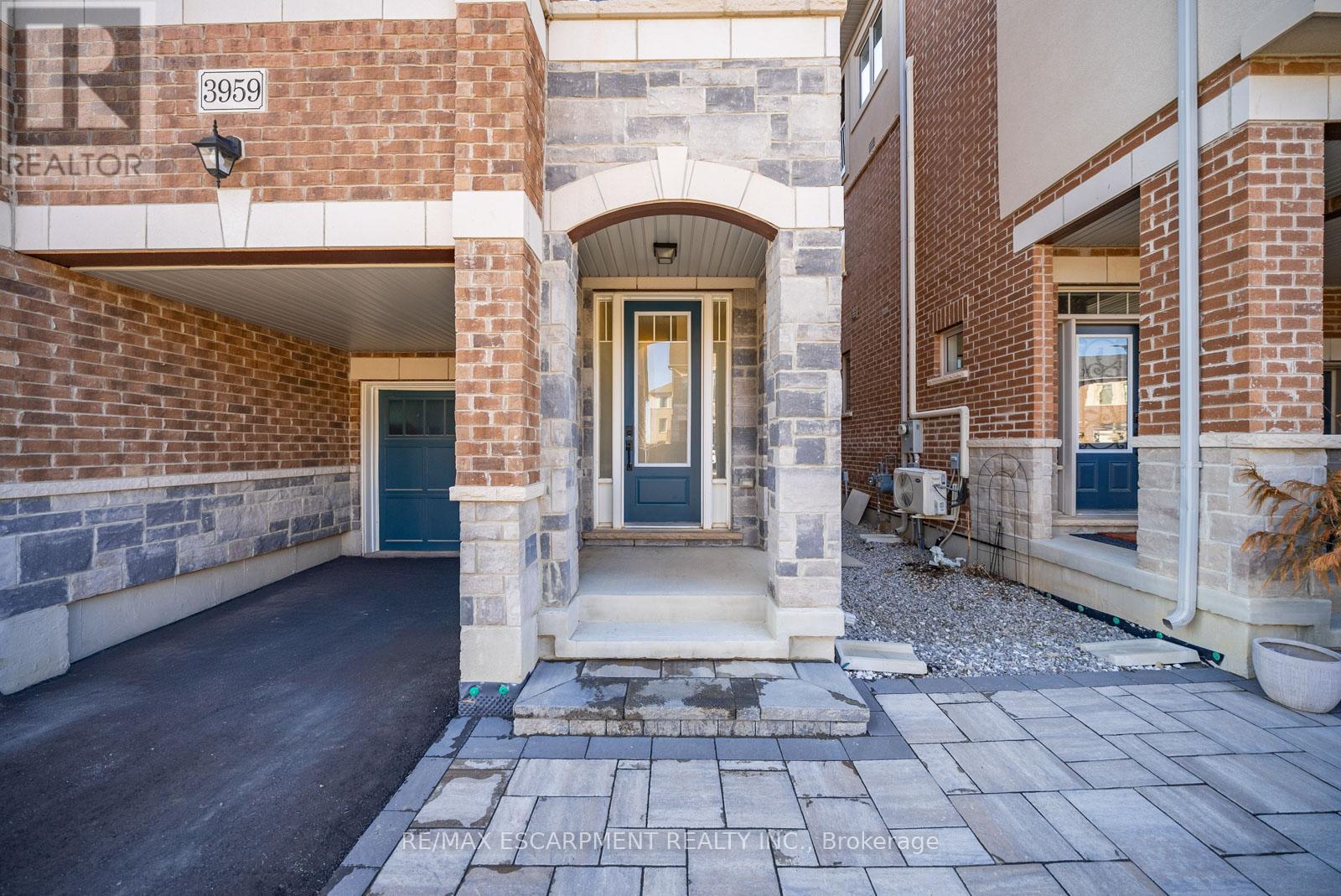 3959 Koenig Road, Burlington, Ontario  L7M 0Z7 - Photo 4 - W12587126