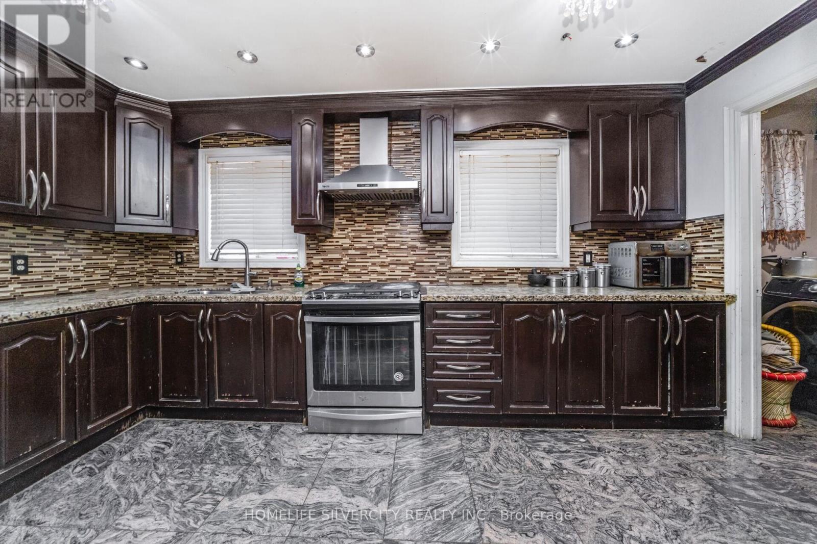 24 Jay Street, Brampton, Ontario L6Z 3V7 - Photo 17 - W12587144