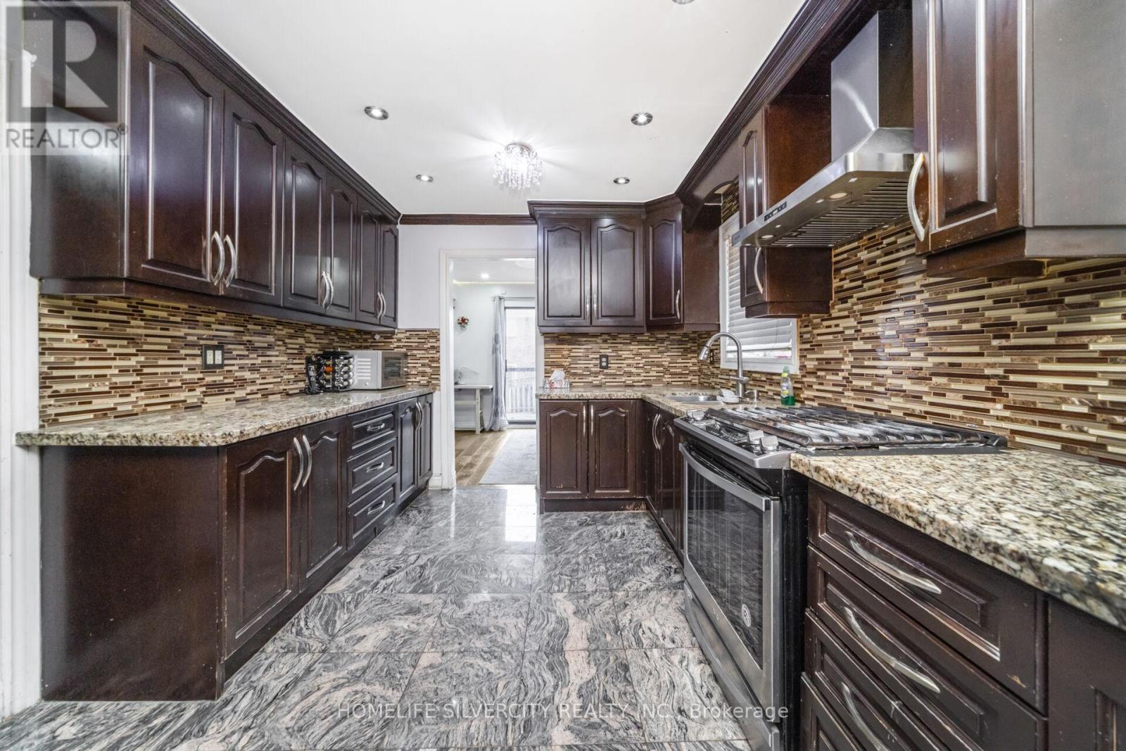 24 Jay Street, Brampton, Ontario L6Z 3V7 - Photo 18 - W12587144