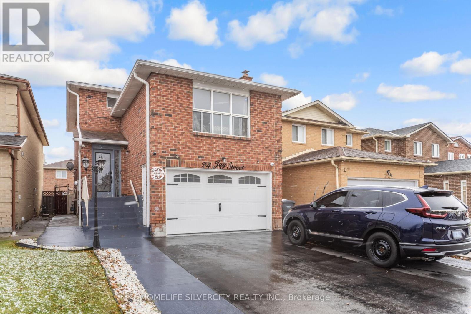24 Jay Street, Brampton, Ontario L6Z 3V7 - Photo 4 - W12587144
