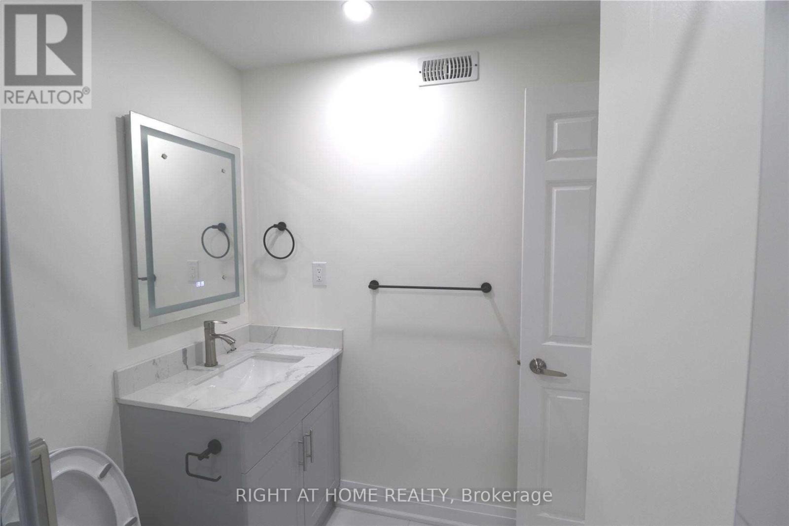 688 Village Parkway, Markham, Ontario  L3R 2Y5 - Photo 5 - N12587160