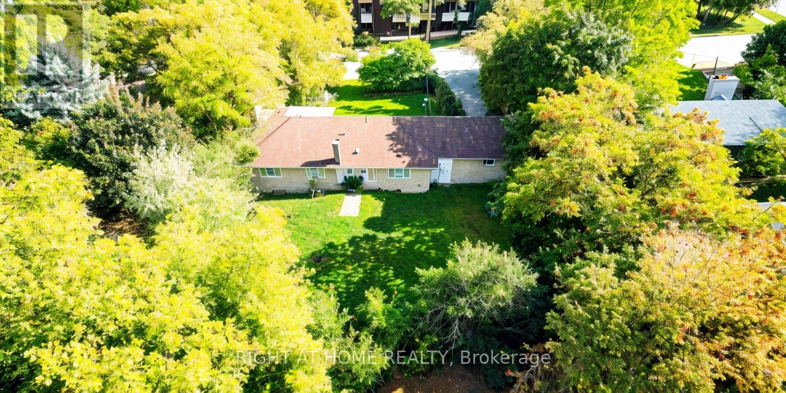 6 Manorcrest Drive, Toronto, Ontario  M2N 5K1 - Photo 3 - C12587186