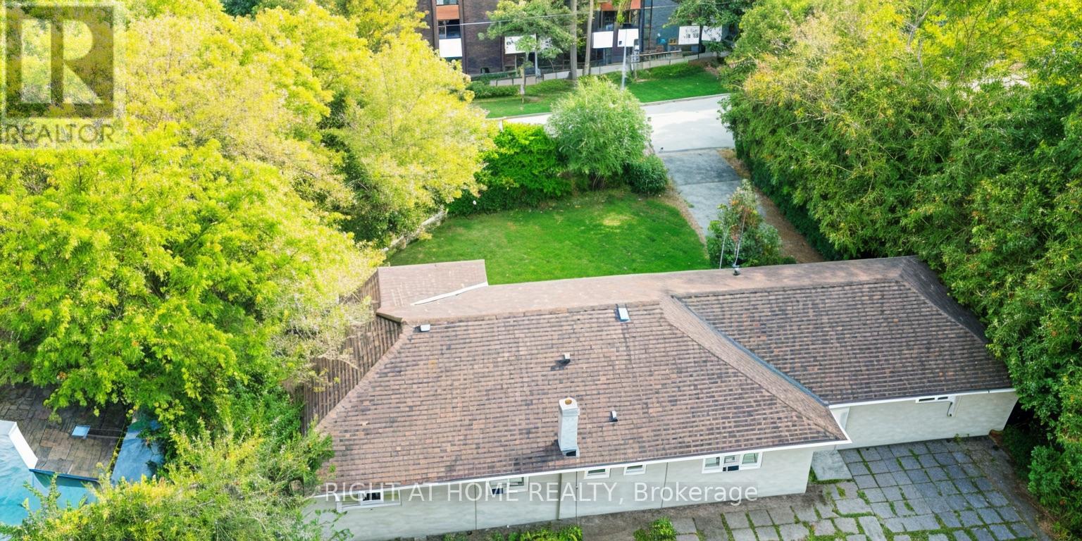 6 Manorcrest Drive, Toronto, Ontario  M2N 5K1 - Photo 4 - C12587186