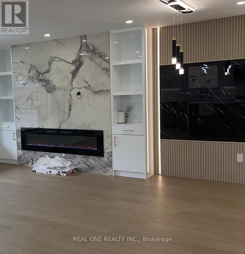 Upper Level - 3366 Strabane Drive, Mississauga, Ontario  L5C 1W7 - Photo 2 - W12587210