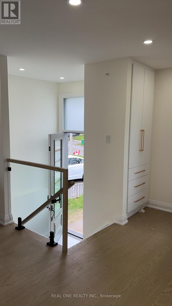 Upper Level - 3366 Strabane Drive, Mississauga, Ontario  L5C 1W7 - Photo 3 - W12587210