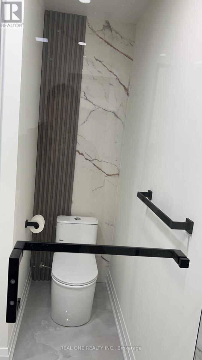 Upper Level - 3366 Strabane Drive, Mississauga, Ontario  L5C 1W7 - Photo 7 - W12587210