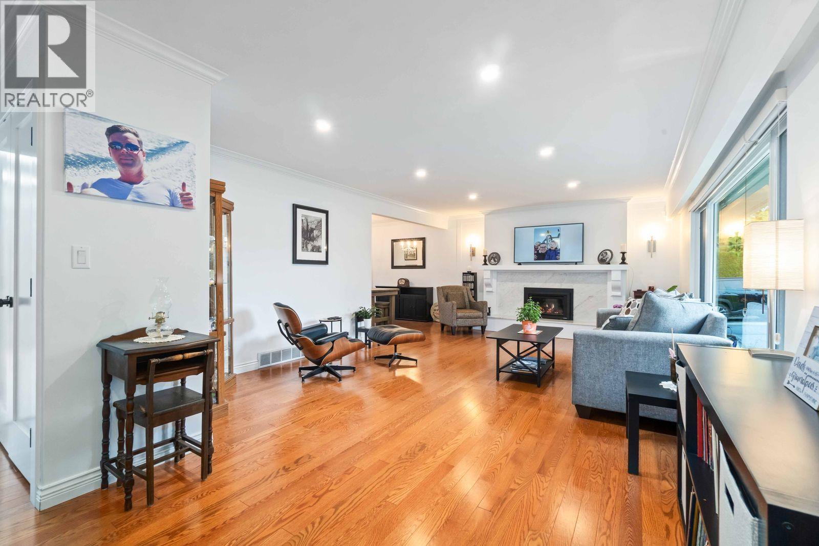 660 Gatensbury Street, Coquitlam, British Columbia V3J 5G8 - Photo 2 - R3070903