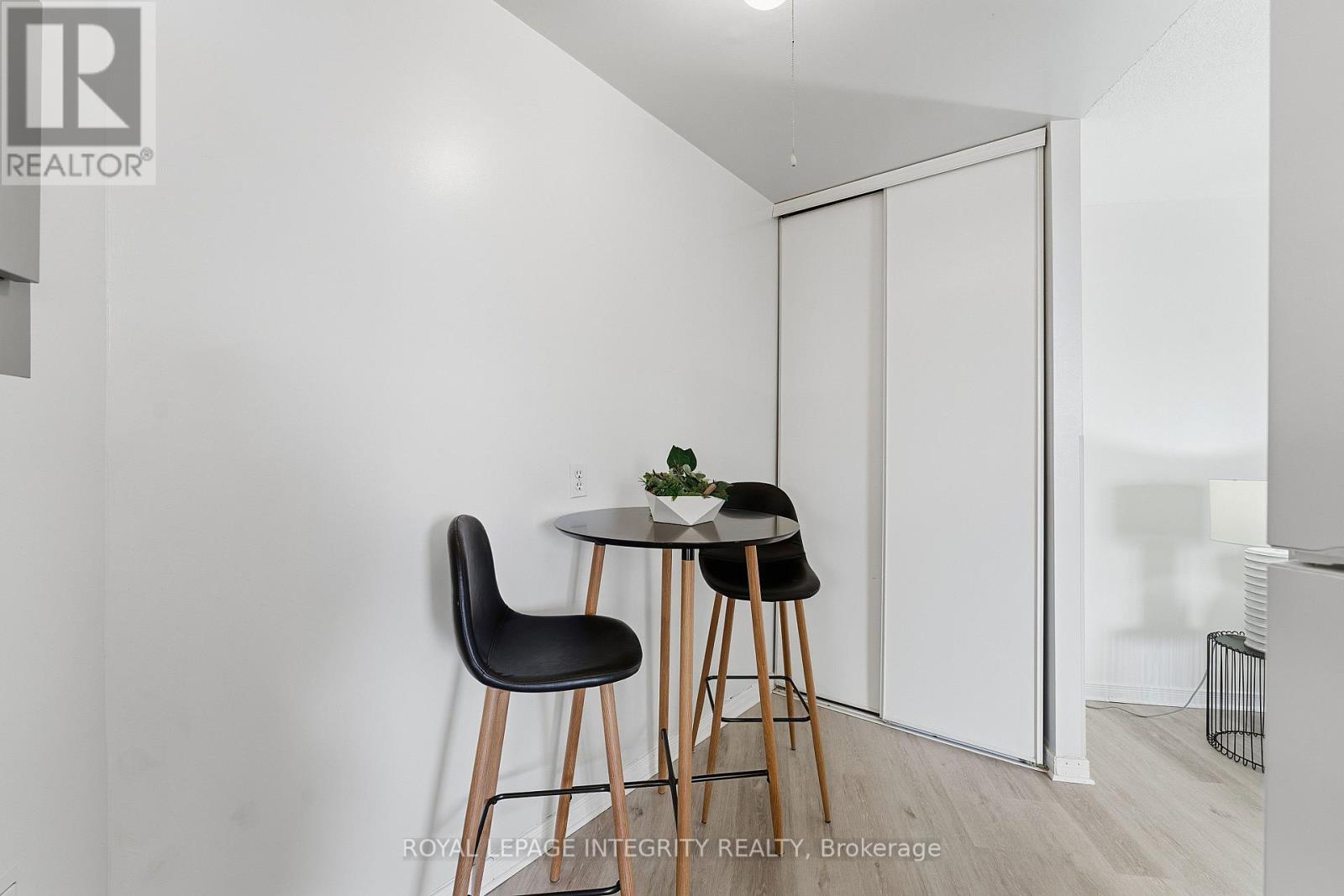 401 - 2000 Jasmine Crescent, Ottawa, Ontario K1J 8K4 - Photo 10 - X12587256