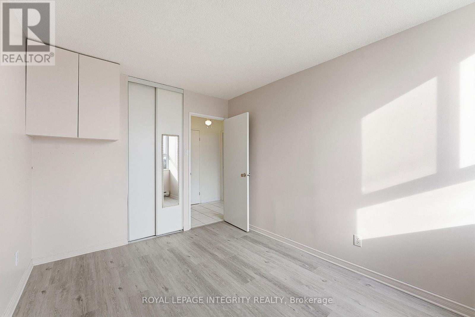 401 - 2000 Jasmine Crescent, Ottawa, Ontario K1J 8K4 - Photo 15 - X12587256