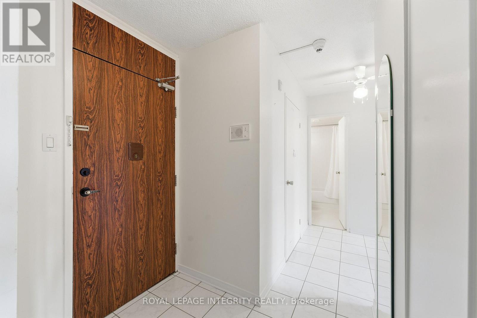 401 - 2000 Jasmine Crescent, Ottawa, Ontario K1J 8K4 - Photo 2 - X12587256