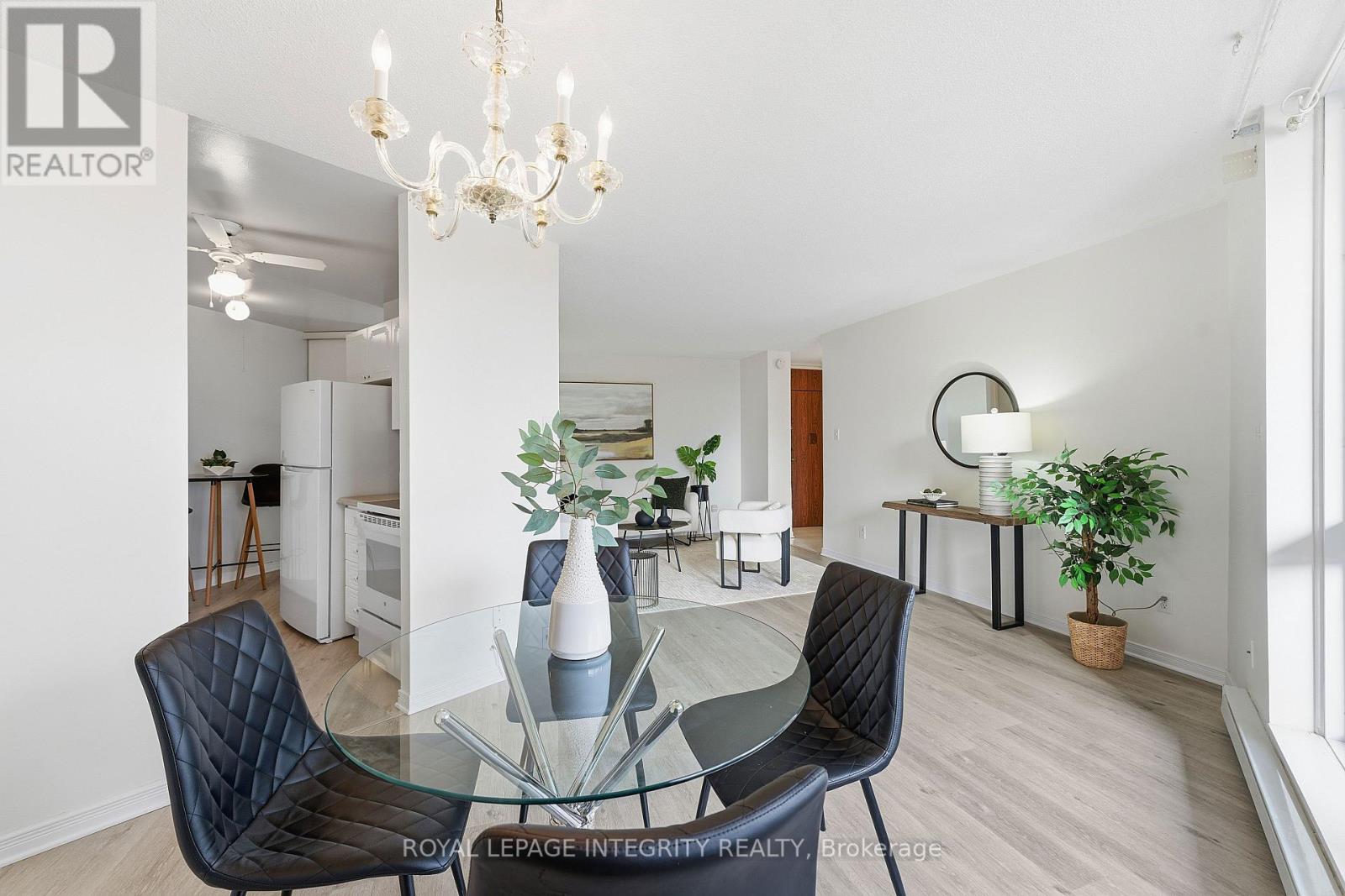 401 - 2000 Jasmine Crescent, Ottawa, Ontario K1J 8K4 - Photo 8 - X12587256