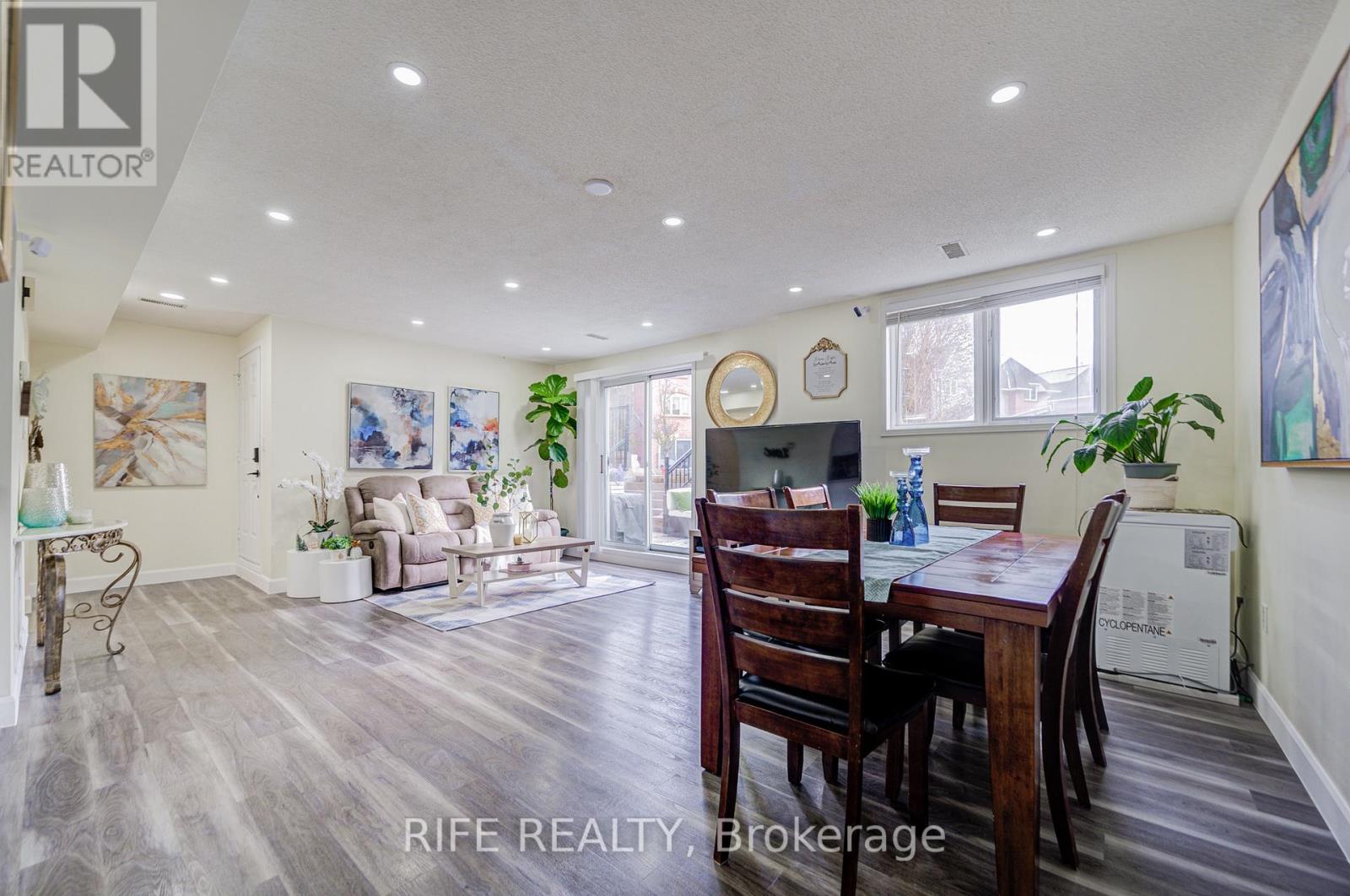 1033 - 75 Weldrick Road E, Richmond Hill, Ontario L4C 0H9 - Photo 4 - N12587282