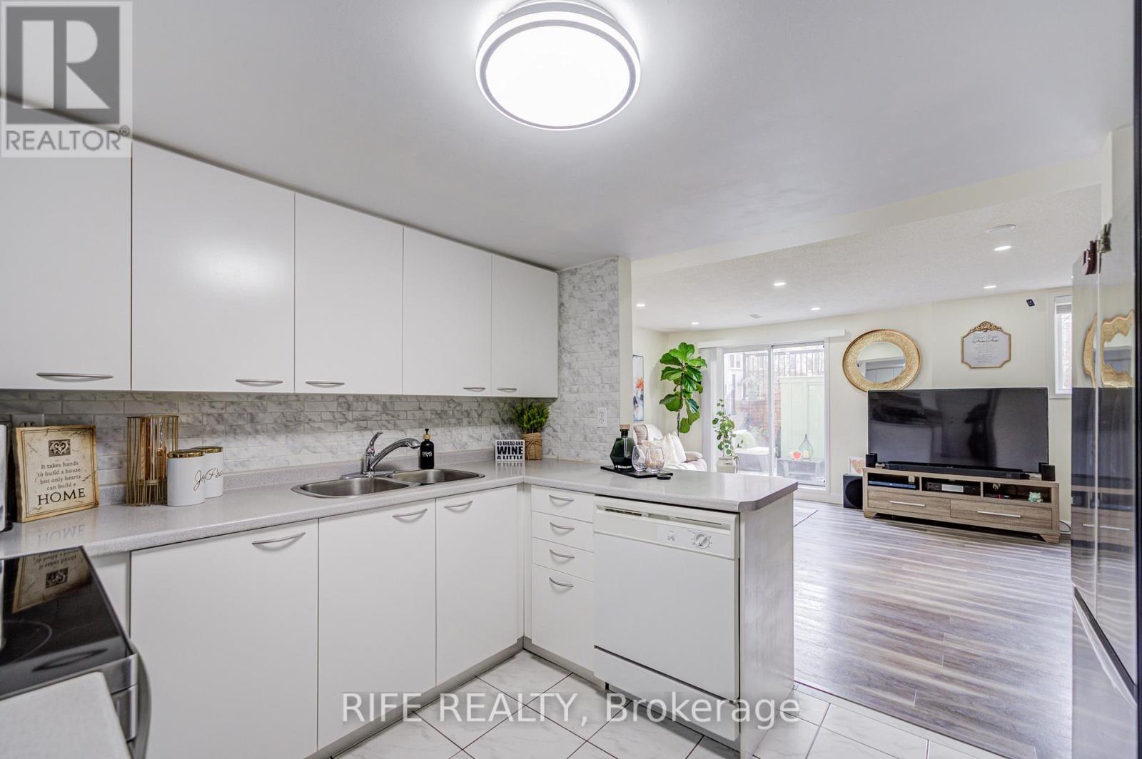 1033 - 75 Weldrick Road E, Richmond Hill, Ontario L4C 0H9 - Photo 8 - N12587282