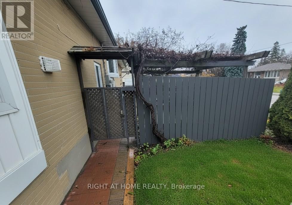 347 Boisdale Avenue, Richmond Hill, Ontario  L4C 1R4 - Photo 10 - N12584386