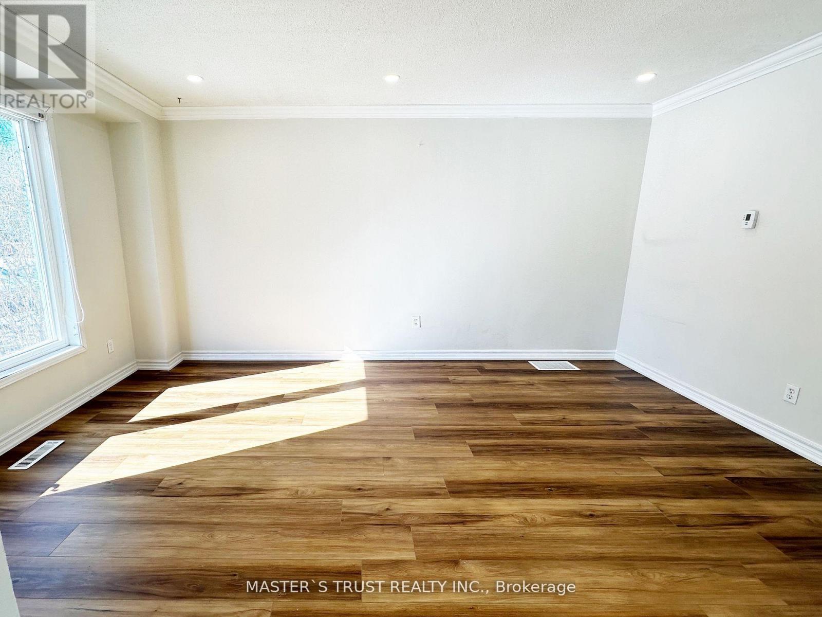 802 Greenfield Crescent, Newmarket, Ontario L3Y 3B3 - Photo 2 - N12587304