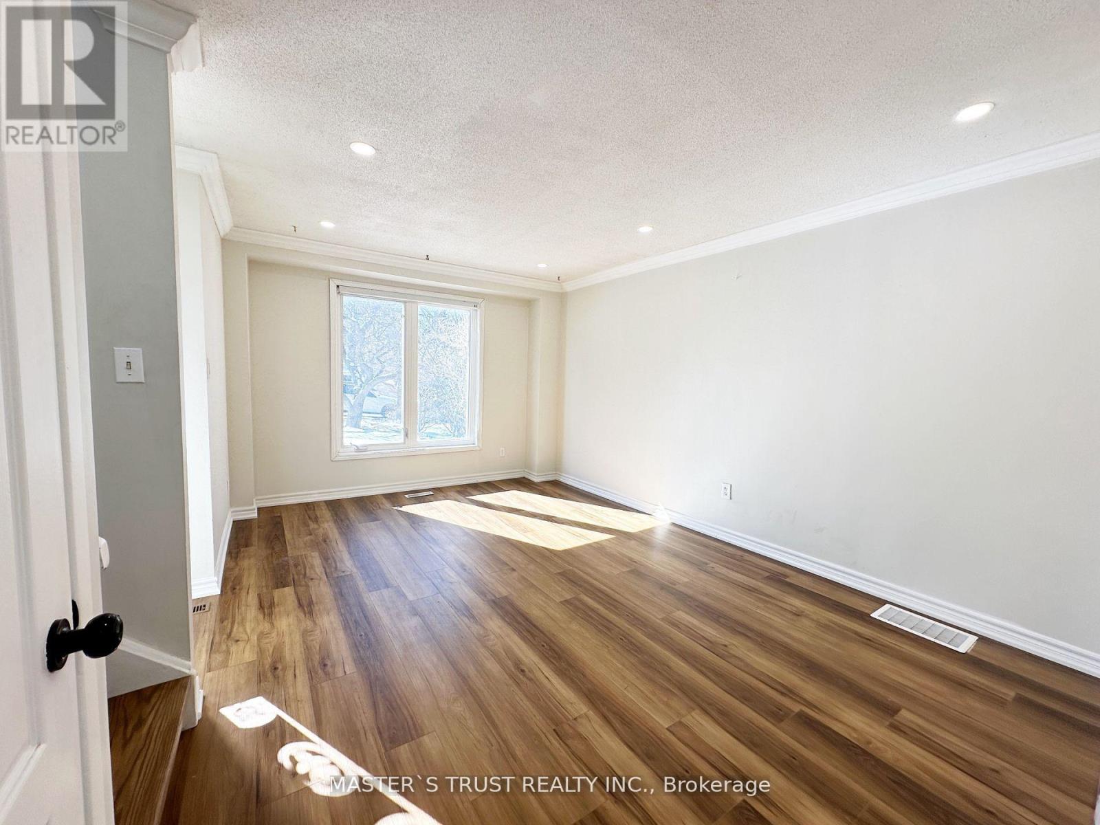 802 Greenfield Crescent, Newmarket, Ontario L3Y 3B3 - Photo 3 - N12587304