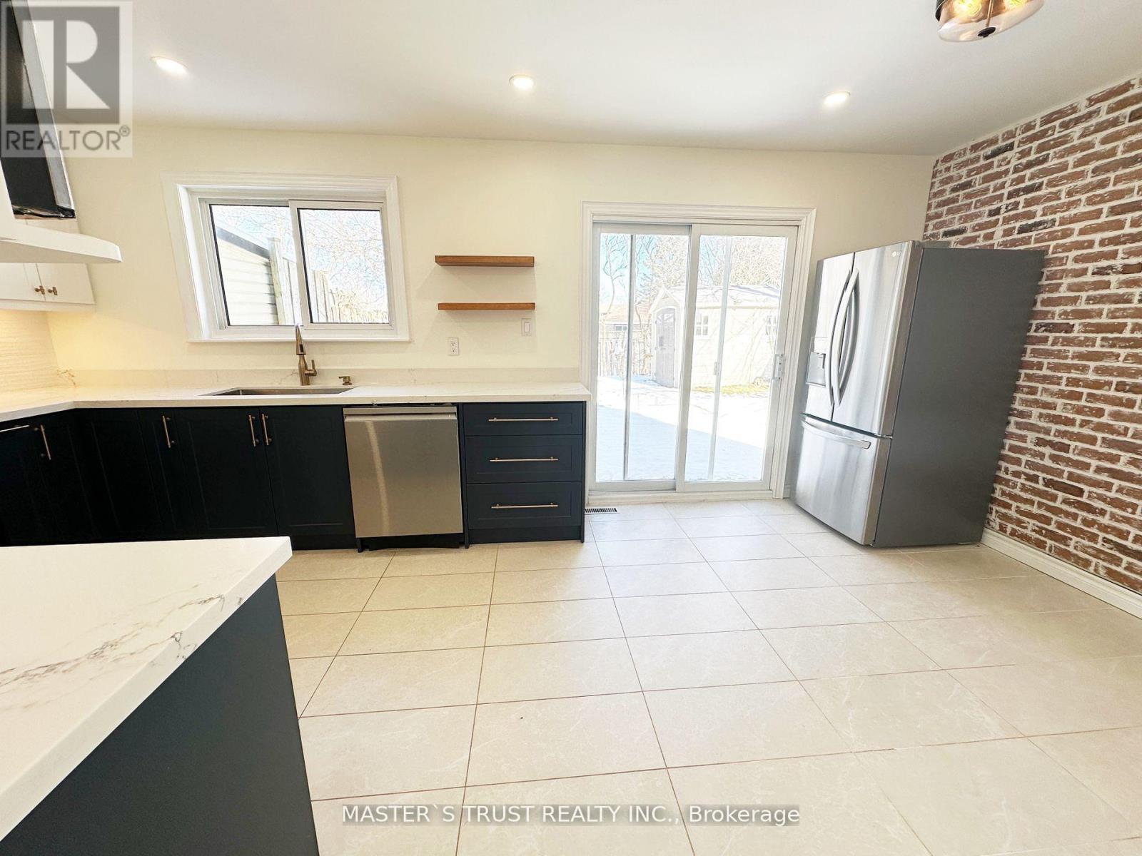 802 Greenfield Crescent, Newmarket, Ontario L3Y 3B3 - Photo 4 - N12587304