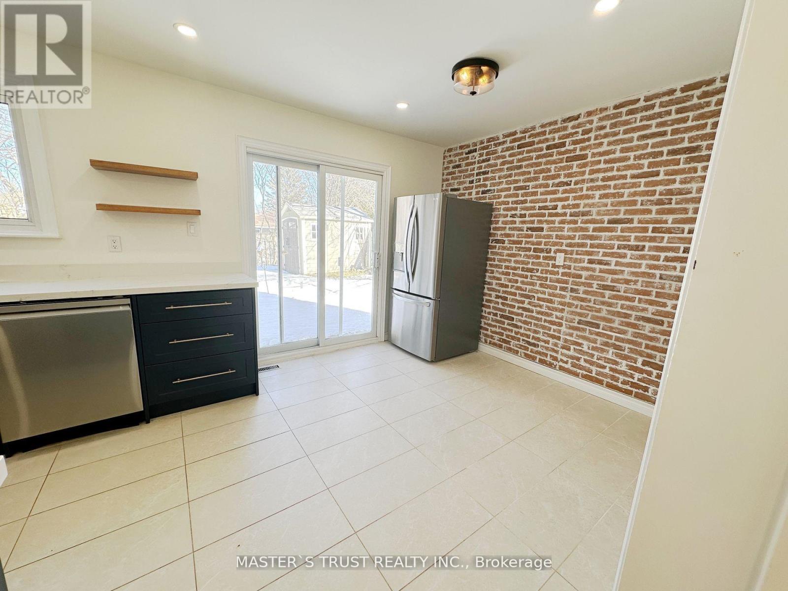 802 Greenfield Crescent, Newmarket, Ontario L3Y 3B3 - Photo 5 - N12587304